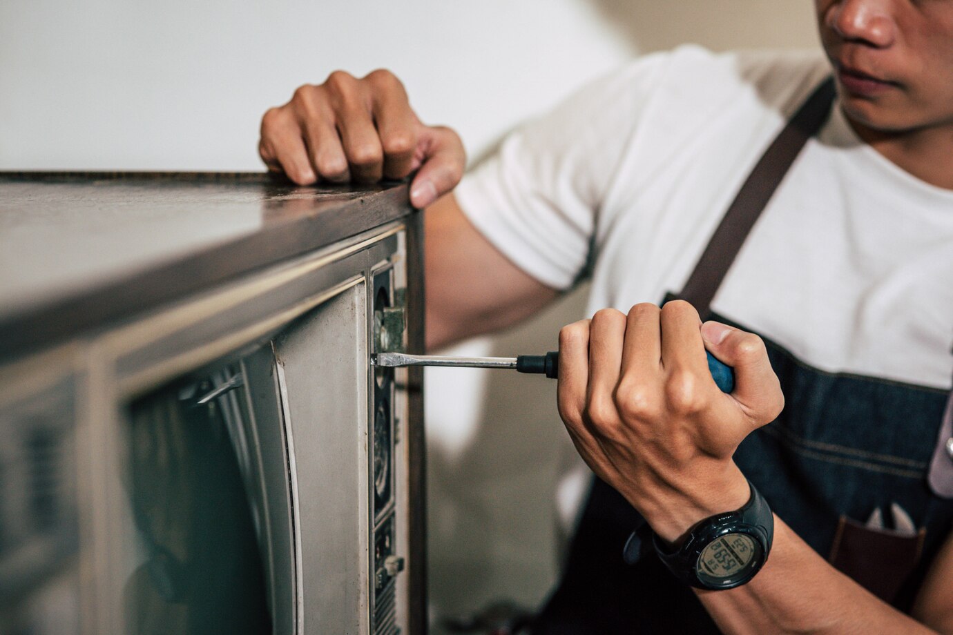 mecanico usa destornillador apretar tornillos televisor 1150 24067