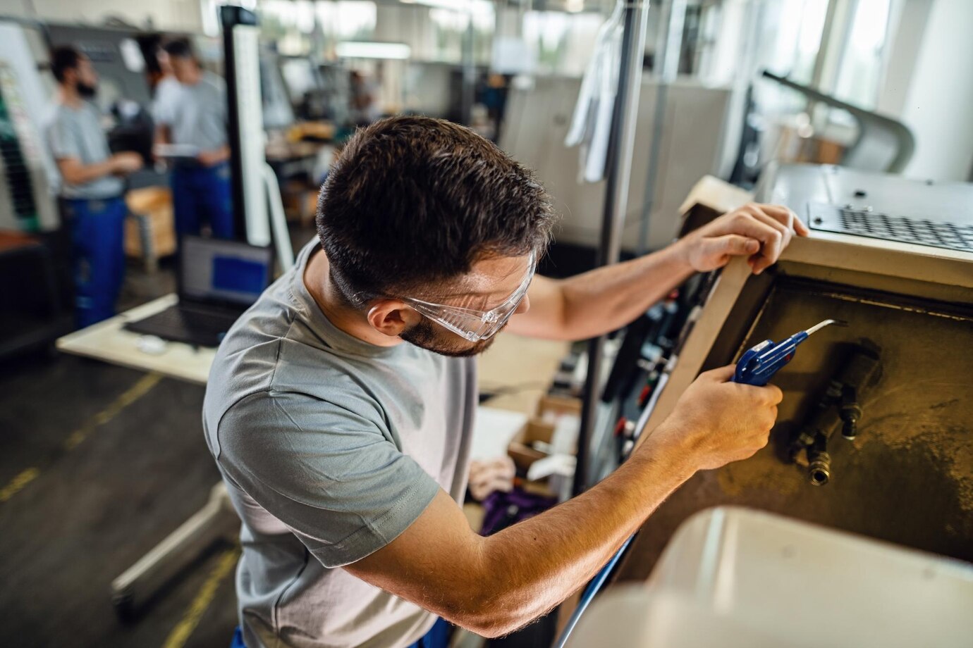 trabajador manual joven que trabaja maquina industrial planta fabrica 637285 4186
